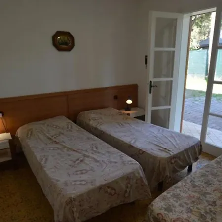 Comfy With Patio And Private Fenced And Furnished Garden